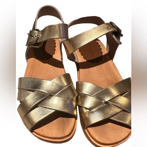 Like NEW Hanna Andersson Gold Metallic Sandals Girls Size 1.5 - Picture 2 of 6